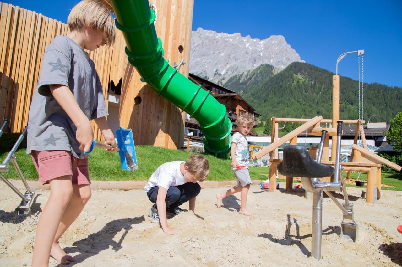 Hotel Tirolerhof - Familotel Zugspitze Ehrwald Exteriör bild